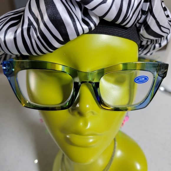 Readers +4.00 - Picture 2 of 4